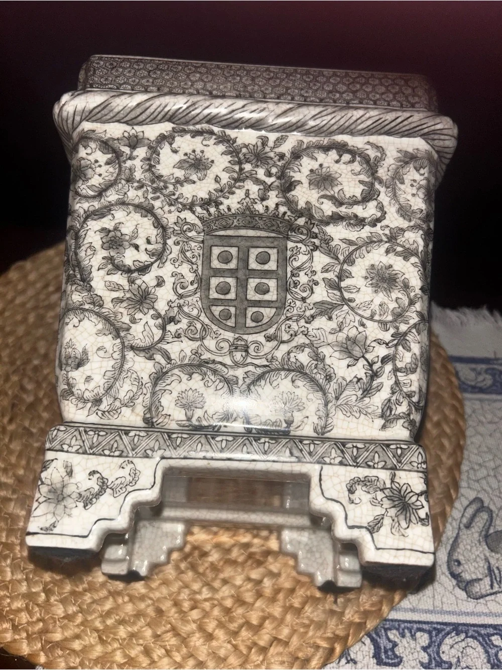 United Wilson JUWC 1897 Crest & Floral Scrollwork Square Footed Cachepot – Chin
